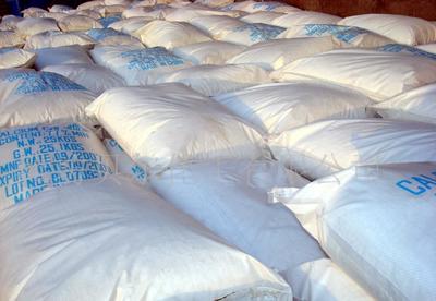 廠家直供氯化鈣 74% 77% 94% 片、粉末、顆粒圖片_高清圖_細節圖-濰坊貝爾化工 -