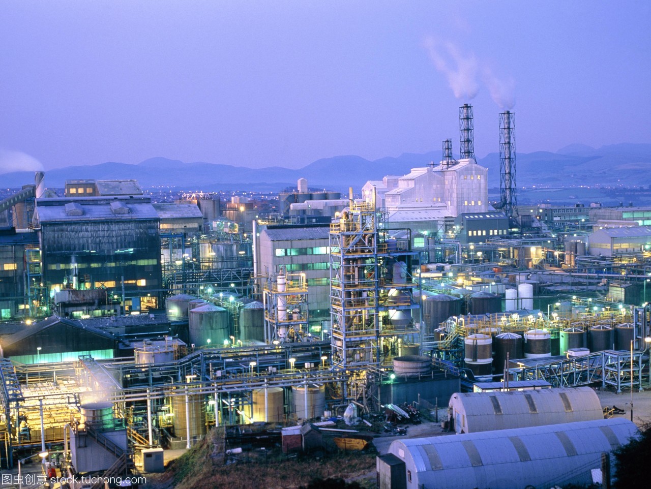 化學(xué)工業(yè)。夜間的石階上化工廠在坎布里亞郡Whitehaven英國(guó)。這個(gè)工廠生產(chǎn)原材料和中間體的洗滌劑和toileteries產(chǎn)業(yè)。它生產(chǎn)表面活性劑表面清潔劑和發(fā)泡產(chǎn)品然后國(guó)內(nèi)清潔材料用于制造肥皂,牙膏,和工業(yè)材料如水泥,泡沫地毯襯底。工廠也生產(chǎn)硫酸因此有一些二氧化硫的排放。